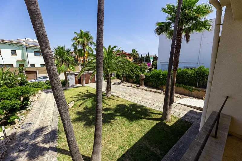 Mediterranean villa with holiday license, pool and large plot a few meters from the sea — photo 2