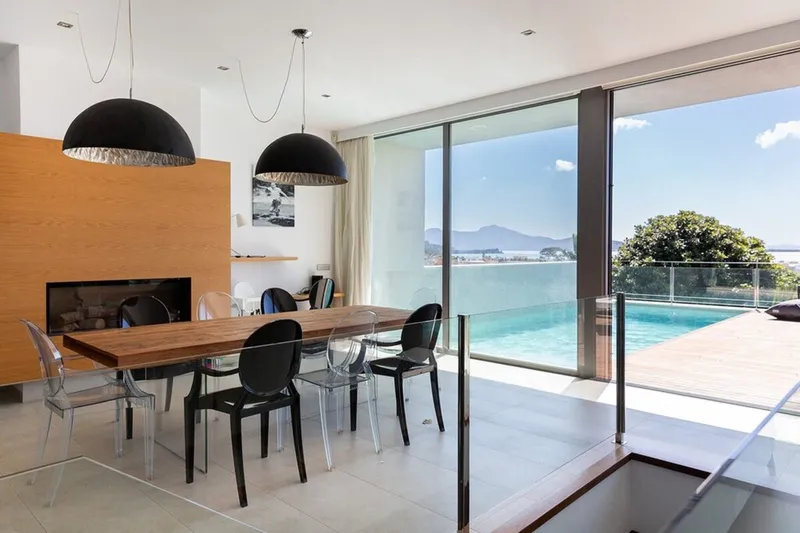 Modern coastal villa with panoramic bay views in Puerto Pollensa — photo 10