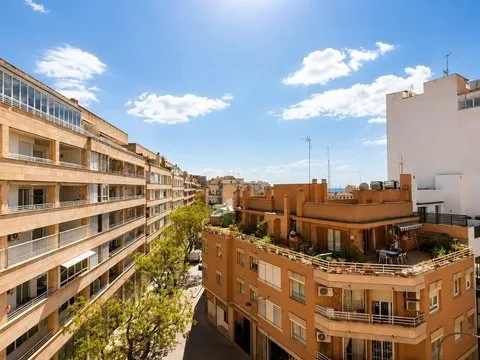Flat / apartment for sale in Calle de Colubí — photo 1