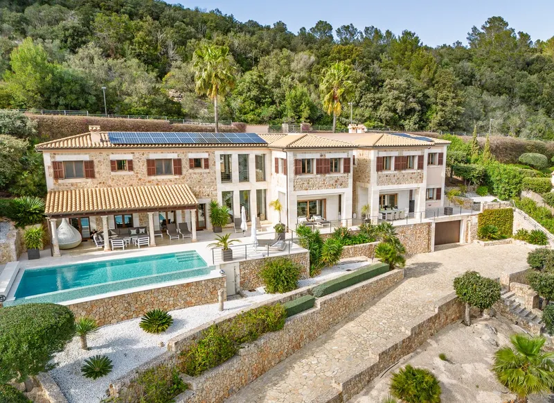 Exclusive 6-Bedroom Luxury Villa with Sea Views, Golf Frontage & Rental Licence in Pollensa — photo 1