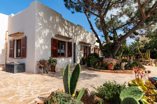 Cala Llombards, Picturesque Coastal House on the First Sea Line in Cala Llombards — photo 1