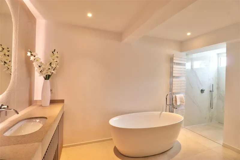 Buy a stylish duplex with a private Balinese garden in Santa Ponsa — photo 12