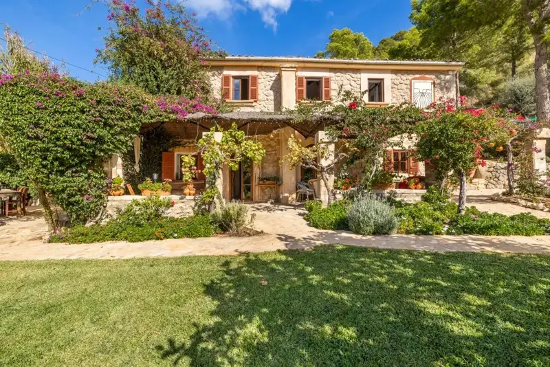 Experience the Mediterranean paradise in this rustic finca in S'Arraco. The property is situated on a cultivated plot of almost 8,000 m² and — photo 1