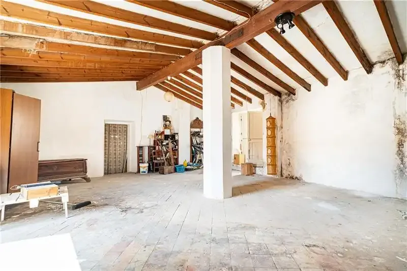 Character house to renovate in the center of Costitx, 216m² approx., distributed over 2 floors, large living-dining room of 60m² approx. — photo 3