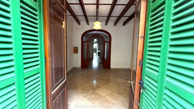 This 258 m² townhouse, distributed over three floors on a 163 m² plot, offers endless possibilities to — photo 1