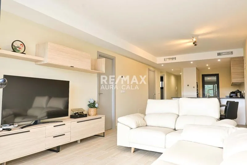 Comfort and style: Modern apartment with pool in a quiet area — photo 1