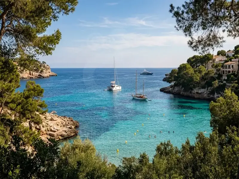 Exclusive ground floor apartment on the first line of the sea, with direct private access to Cala Ferrera beach. — photo 12