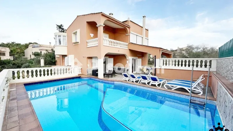Chalet pareado en Carrer d'Haro — photo 2