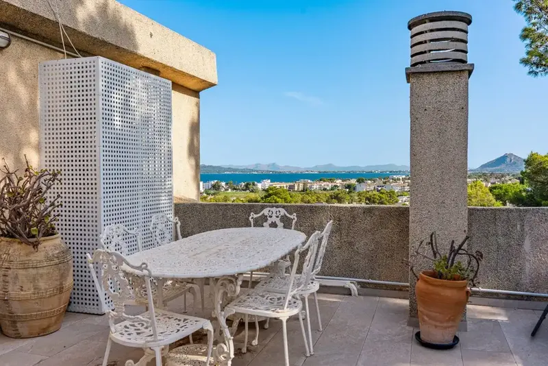 This impressive penthouse for sale in Puerto Pollensa offers stunning, unobstructed sea views, as well as a combination ex — photo 12