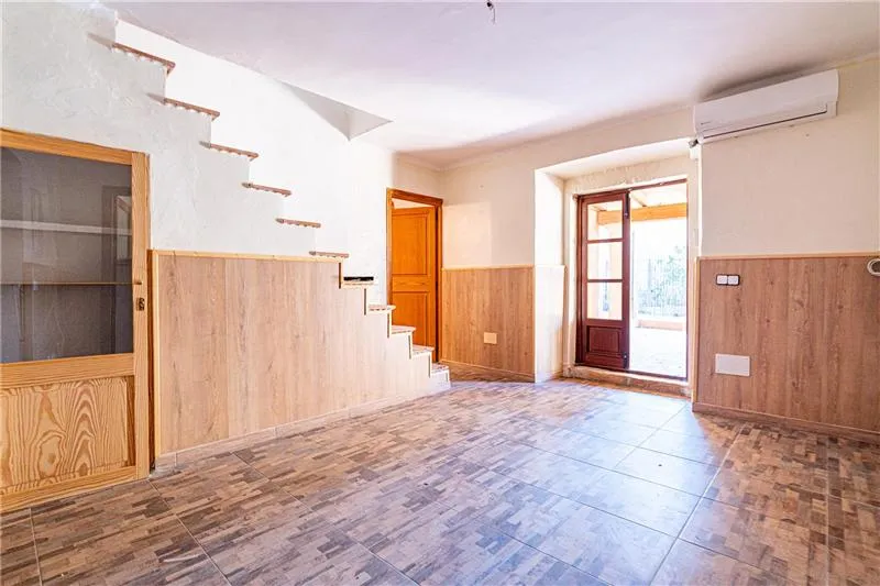 Traditional Mallorcan house for renovation on a plot of approx. 200 m², — photo 1