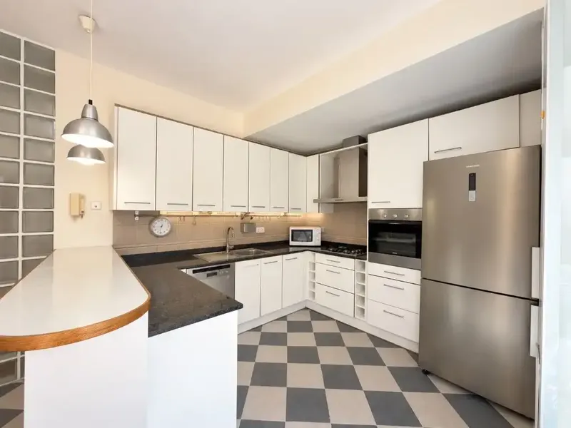 Situado en Palma, a tan solo dos minutos a pie de Porto Pi, este amplio apartamento ofrece aproximadamente 90 m² de superficie habitable y u — photo 4