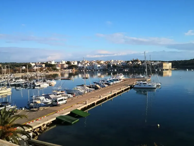 Segundo piso ático en Portocolom ubicado en primera línea de mar de 124m, dispone de salón comedor con chimenea y terraza de unos 6m con vis — photo 7