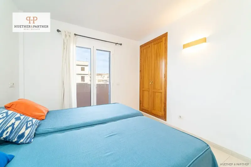 This modernized apartment impresses with its bright and cozy atmosphere. The spacious living room is equipped with a double-leaf balcony door — photo 12