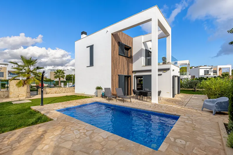 Dreamlike villa with pool and garden on the east coast — photo 1