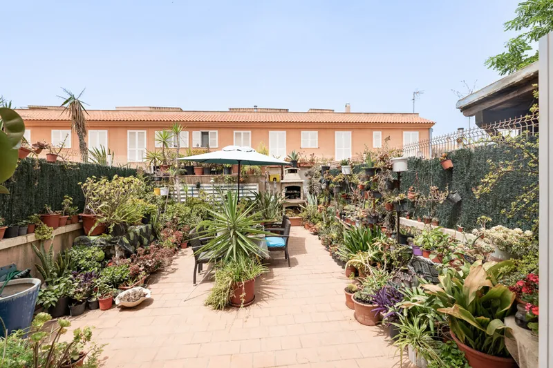 Stunning Townhouse in Molinar with Double Garage and Spacious Patio — photo 4