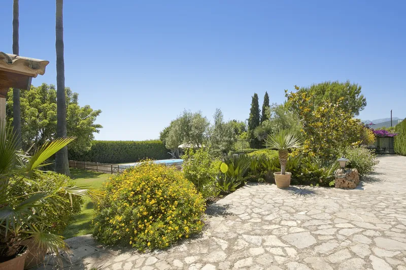 Estate with a Mediterranean-style garden in Santa Maria — photo 4
