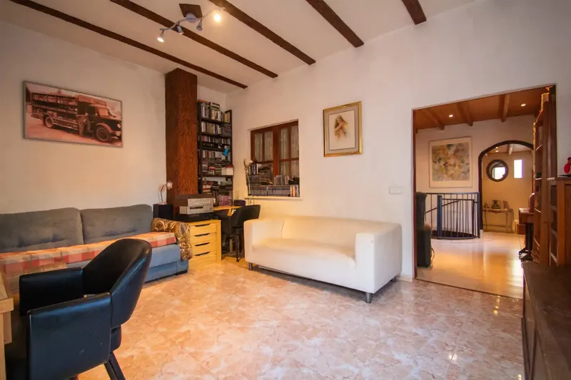 This enormous house in the Molinar neighborhood of Platja de Palma is an impressive property characterized by its generous dimensions and its — photo 2
