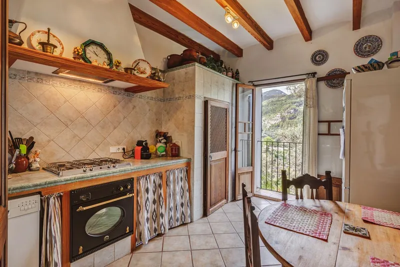 Character filled family house with garden in Deia — photo 12