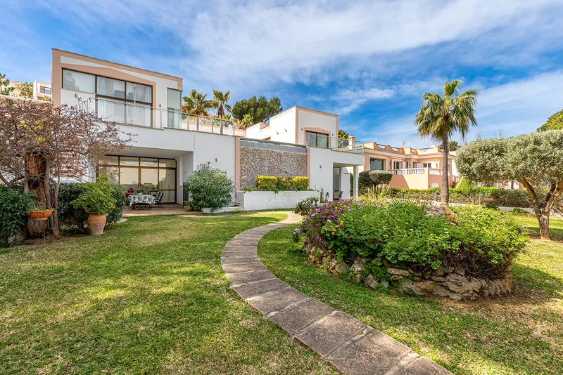 Villa in Santa Ponsa - Exceptional property with beautifully landscaped garden and overflow pool — photo 1