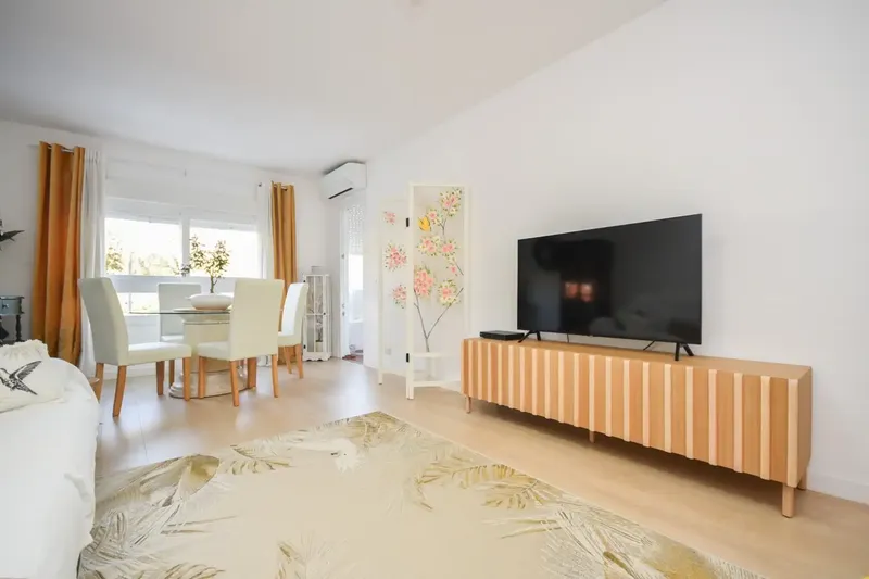Discover this spacious and bright first floor apartment of 103 m2 in the quiet and sought-after area of Son Dameto, surrounded by all services — photo 5