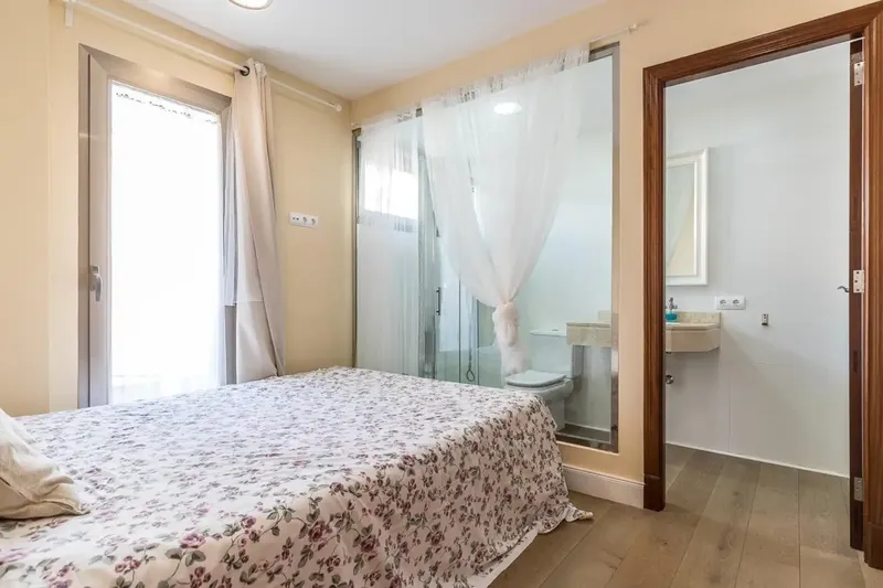 Discover luxury and tranquility in this beautiful penthouse located in the sought-after area of Establiments. The property is sold fully — photo 8