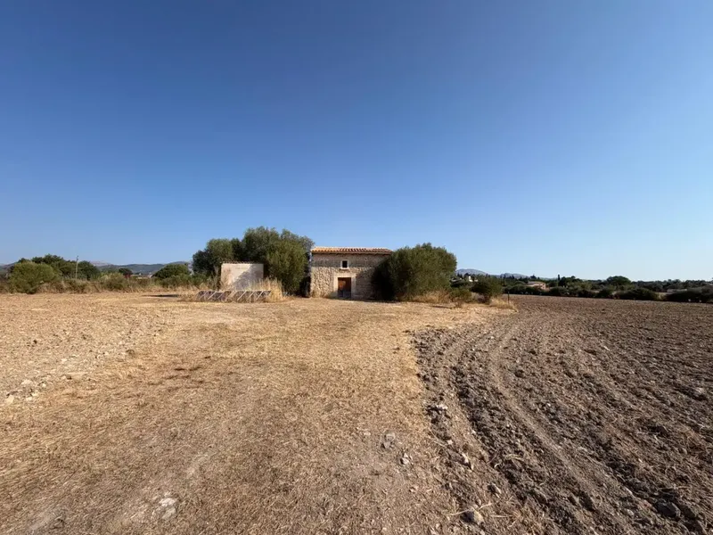 Inmoclaus presents this rustic finca located on the outskirts of Inca with quick access to the highway connecting Palma and Alcúdia. — photo 2