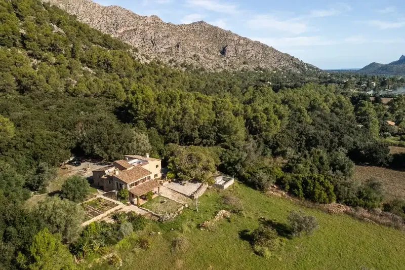 This charming country house offers the perfect combination of traditional Mallorcan charm and modern design, ideally situated — photo 8
