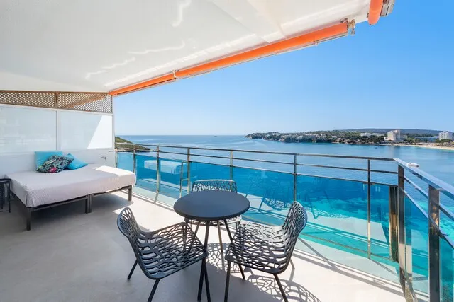 Sea front apartment for sale in Palmanova, Southwest Mallorca — photo 2