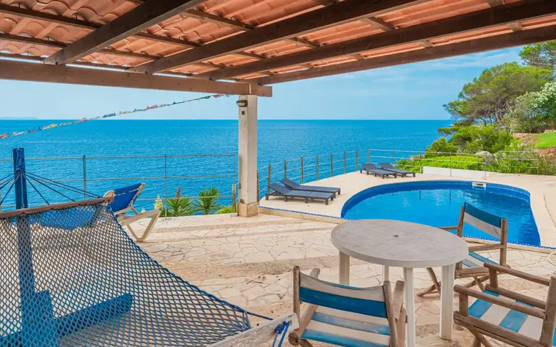 En primera línea de mar presentamos esta encantadora villa de estilo mediterráneo en Cala Pi. La fabulosa propiedad con vistas panorámicas d — photo 3