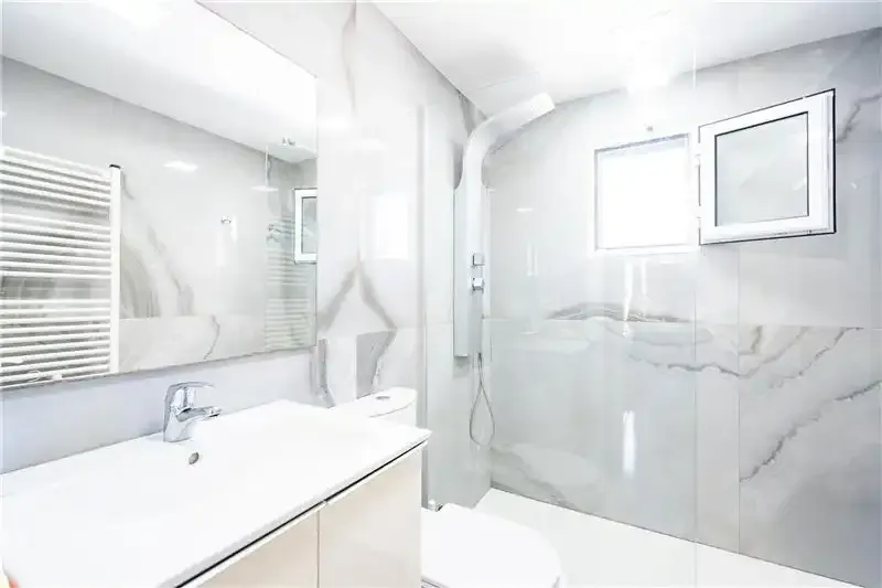 Apartment with clear views, approx. 102 m², living-dining room with balcony access, furnished and equipped kitchen, laundry room, 5 bedrooms, 1 bathroom — photo 6