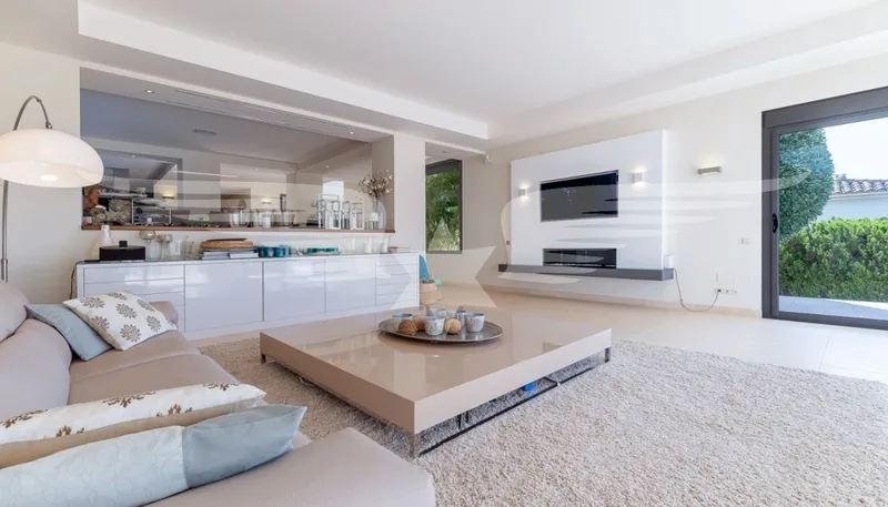 Light-flooded sea view villa in a prime location — photo 4