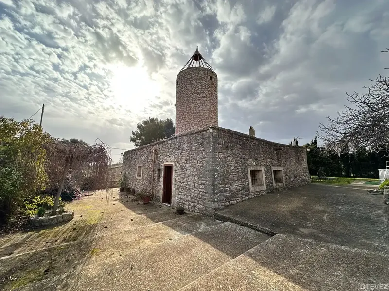 Exclusive mill house! This exclusive property has a plot of 5096m2 and a house of 239m2 built in the over 500-year-old mill — photo 1