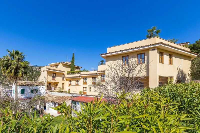 Investment property: Mediterranean estate with versatile uses — photo 1