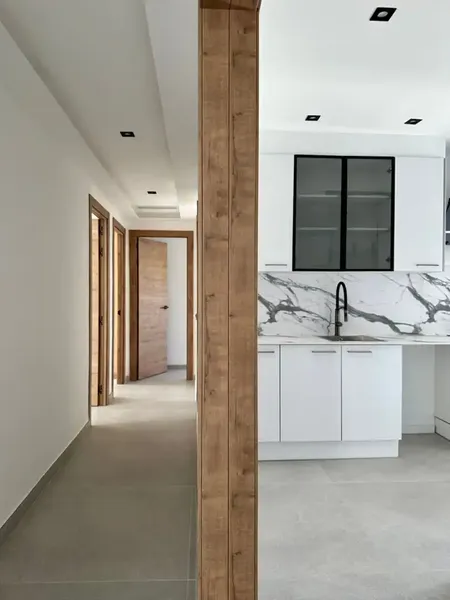 Located in the coveted residential area of La Vileta, this fully renovated property offers 331 m² of built area and combines — photo 12