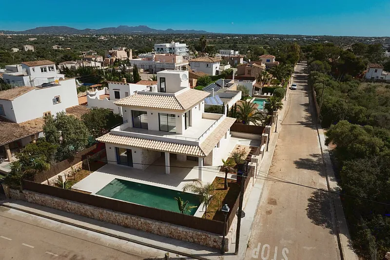 Newly built villa in Cala Llombards - with sea views and clear architecture near the beach — photo 1