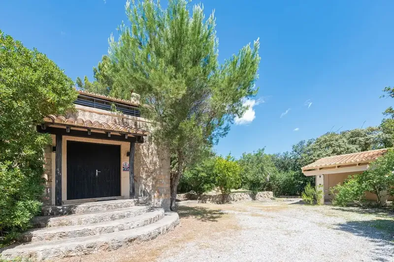 Ubicada en una amplia parcela de más de 4.200m² en las afueras de la codiciada Pollensa, esta singular propiedad ofrece una oportunidad exce — photo 3