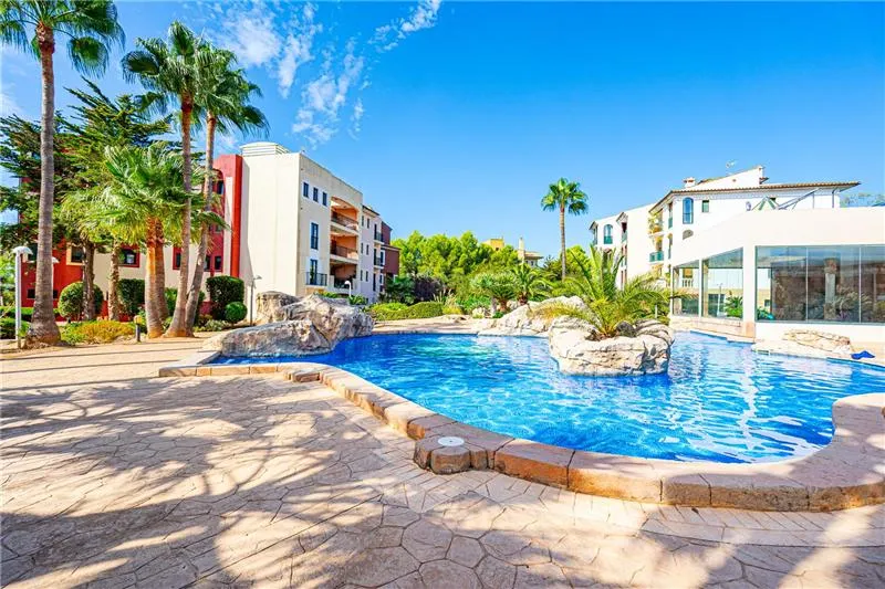 Apartment in a residential complex with swimming pools — photo 11