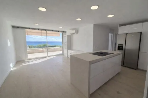 Cala Vinyas, renovated apartment for long-term rental on the seafront in Cala Vinyas, with sunny terrace, pool and direct access to the sea — photo 4
