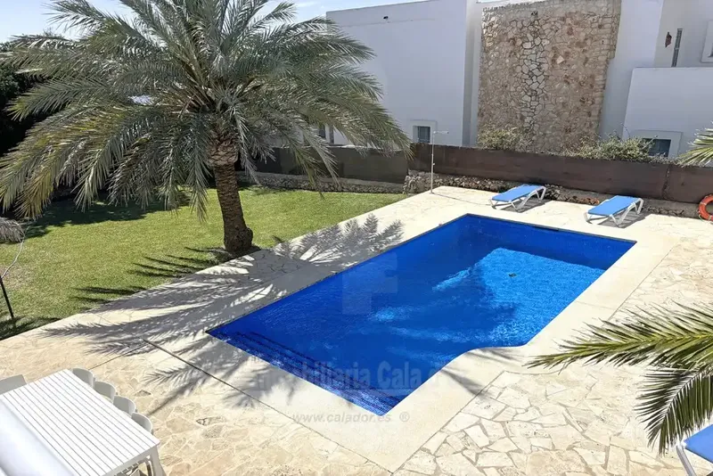 This magnificent detached villa is located in a peaceful urbanization Punta des Port just 400 meters from the charming beach of — photo 5
