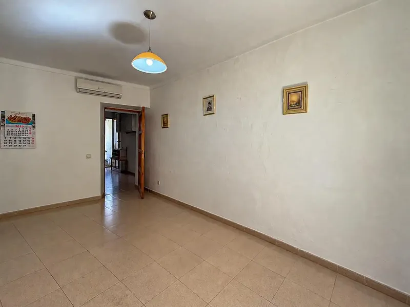 Bienvenidos a esta casa de pueblo en estado original, que ofrece una excelente oportunidad para personalizar su nuevo hogar. — photo 9
