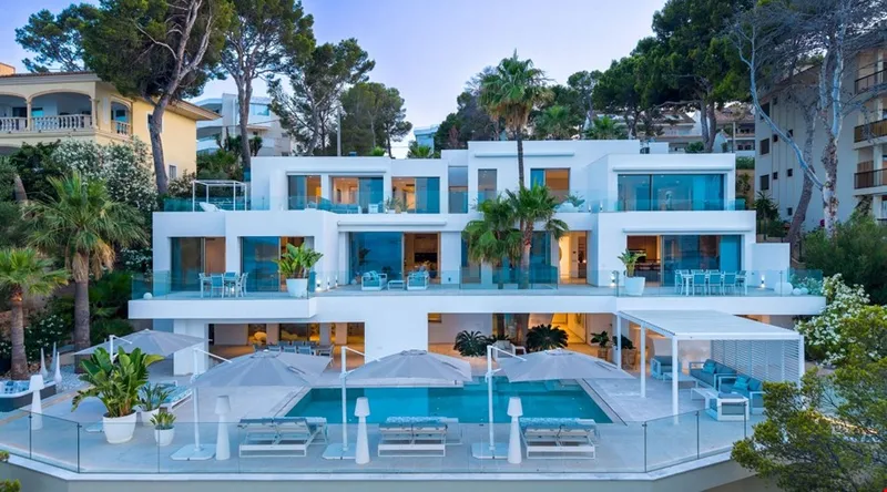 Exceptional frontline coastal residence with five suites in Cala Vinyes — photo 1