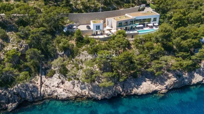Exclusive contemporary frontline villa in Formentor with private sea access — photo 1