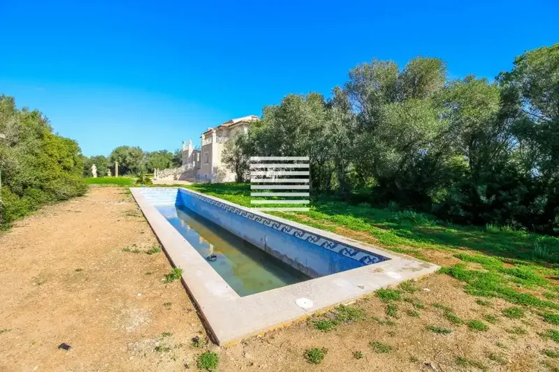 With over 16,000 m² of land and an elegant 608 m² residence, this property perfectly combines luxury, privacy and spectacular — photo 7