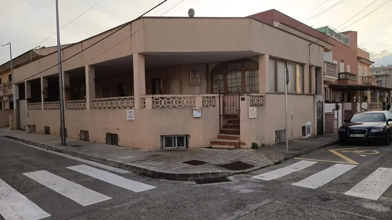The main dwelling has 2 bedrooms, living-dining room, small living room and 1 bathroom, completely new kitchen, large pantry, terrace of 84 m — photo 2