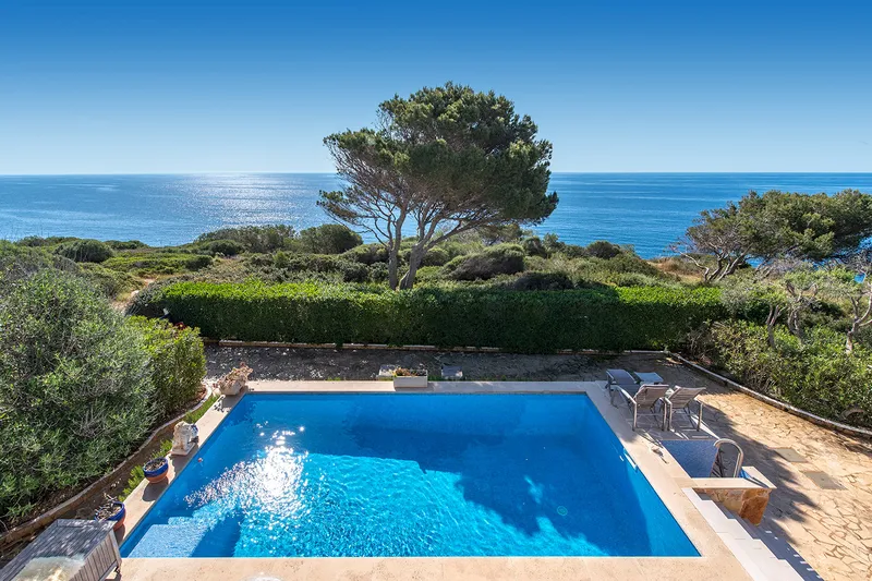 Traumvilla mit Pool in erster Meereslinie in Cala Llombards — photo 1
