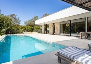 Modern bungalow-style villa with sunny terrace — photo 1
