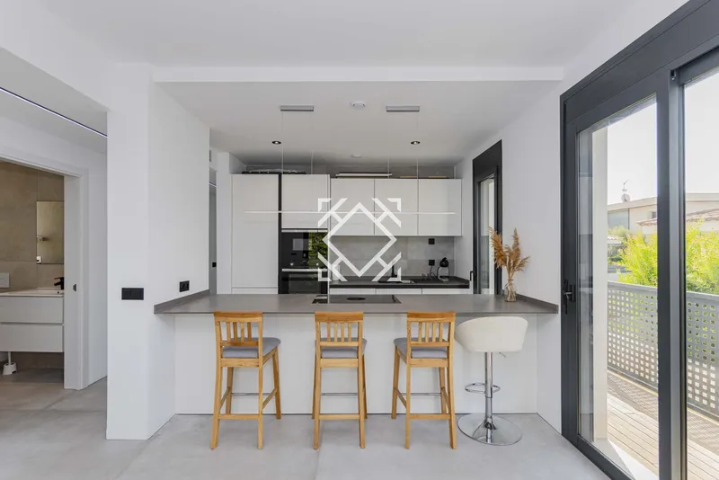 Modern villa for sale in Puerto de Alcúdia, 450 metres from the beach, with a garden, private swimming pool, sun terrace and high-quality finishes — photo 5