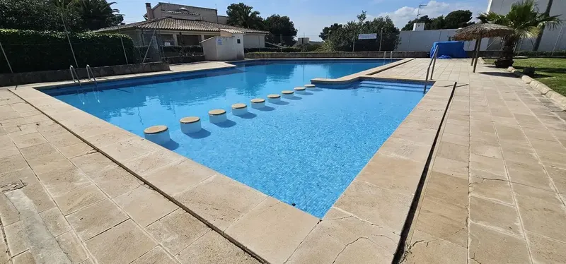 ¡Se vende acogedora planta baja en Cala Mandia! Tiene una superficie de 80 m² distribuidos en dos amplios dormitorios, luminoso salón-comedo — photo 3