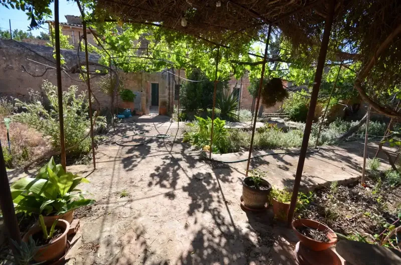 Just 10 minutes by car from Palma de Mallorca, on the old road to Sineu, this traditional estate enjoys a beautiful location — photo 6