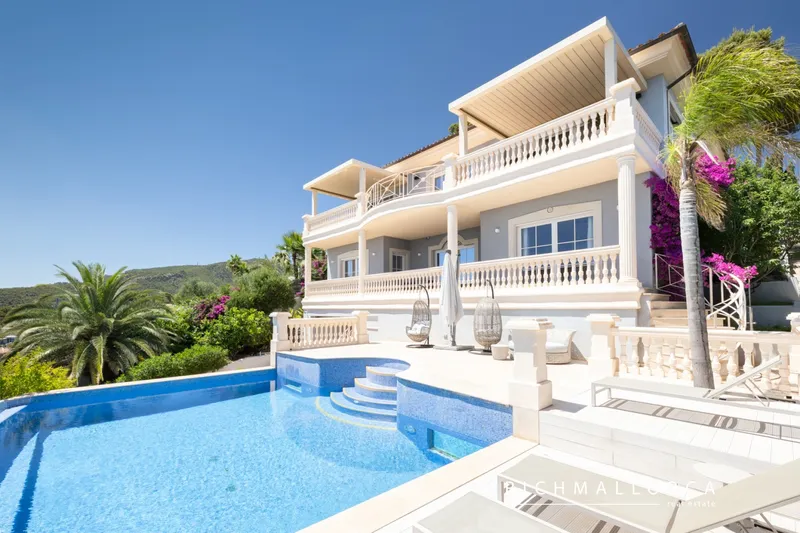 South-facing villa with pool and sea view — photo 1